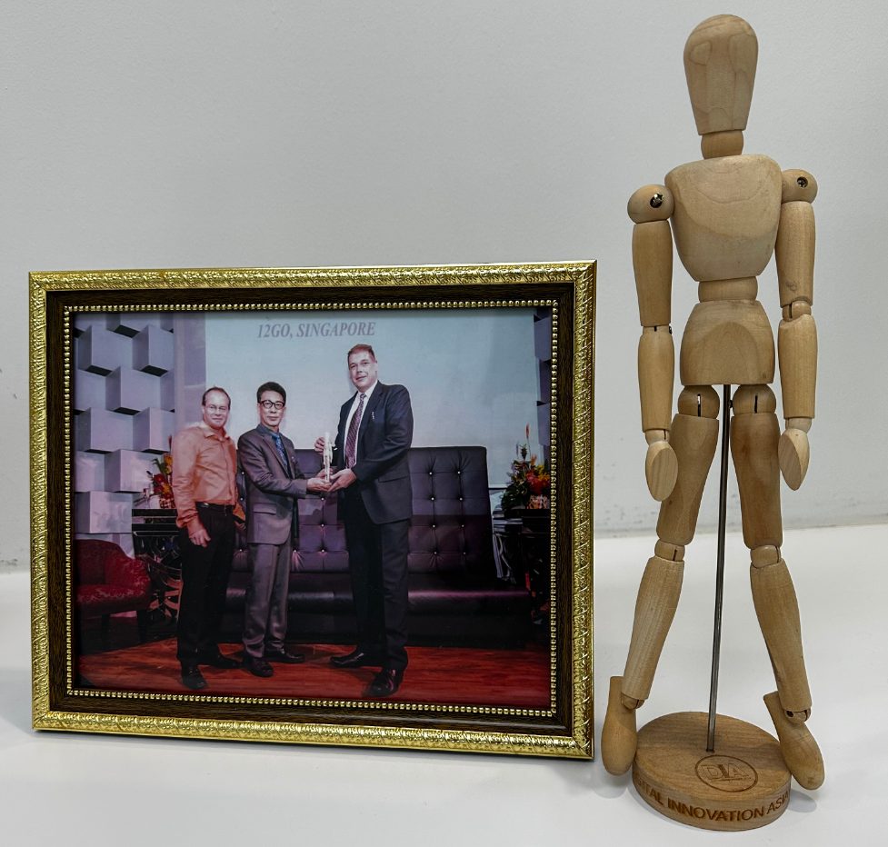 Награда Digital Innovation Asia Award и фотография с церемонии в рамке